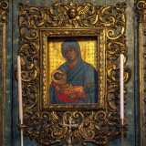Il volto della donna, dalle linee morbide, � scritto su una tavola dalle forti tinte in stile orientale, che vanno dall�oro al verdone